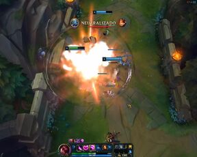 Jogando League Of Legends enquanto é fodida pelo namorado